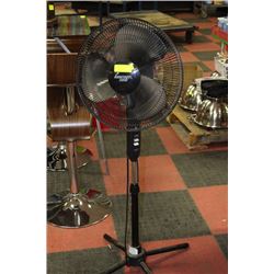 COMFORT ZONE - BLACK OCCILATING 3 SPEED FLOOR FAN