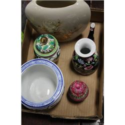 SMALL TRAY OF CHINA ORNAMENTS / VASES