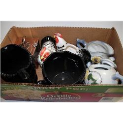 FLAT OF COLLECTIBLE CREAMERS