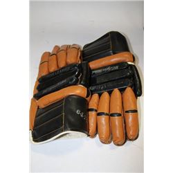 VINTAGE HOCKEY GLOVES