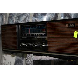 VINTAGE ACTRON AM/FM RADIO