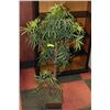 Image 1 : ARTIFICIAL PLANT