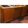 Image 1 : WOOD 4 DRAWER DBL SLIDING DOOR SIDEBOARD