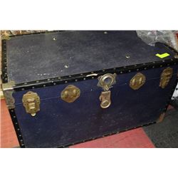 VINTAGE OVERPOND STREAMER TRUNK 1957