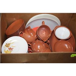 ESTATE BOX OF VINTAGE PLASTIC DISHES