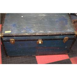VINTAGE TRAVEL TRUNK