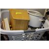 Image 1 : TUB OF HOUSEHOLD ITEMS