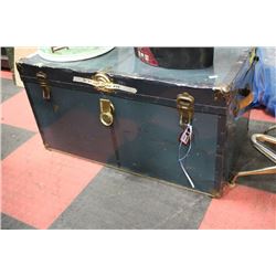 LARGE VINTAGE STORAGE TRUNK W/ DRAWER & KEYS