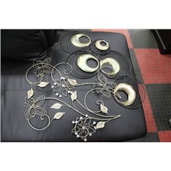 2 SHOWHOME METAL WALL HANGINGS