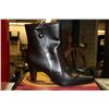 Image 1 : PAIR OF WOMENS SIZE 8 DRESS BOOTS