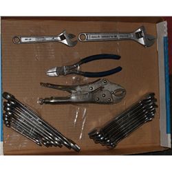 FLAT OF 17 METRIC & STANDARD WRENCHES -