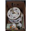 Image 1 : BOX OF COLLECTIBLES