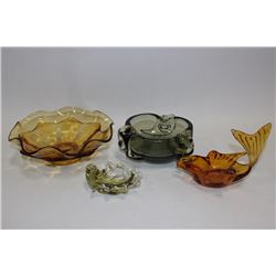 TRAY OF ASSORTED ART GLASS PIECES