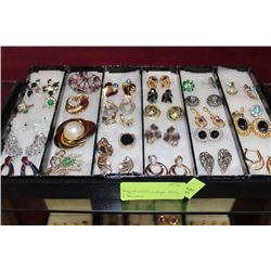 TRAY OF ESTATE VINTAGE EARRINGS AND BROOCHES