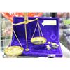 Image 1 : PAIR OF CLASSIC BALANCING SCALES