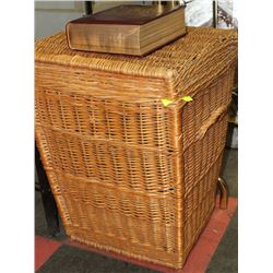 WICKER HAMPER