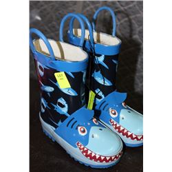 PAIR OF CHILDRENS SIZE 6-10 RAINBOOTS AS THEY COME