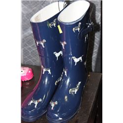 PAIR OF SIZE 10 ADULT RAIN BOOTS