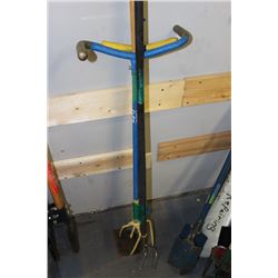 BUNDLE OF GARDEN TOOLS