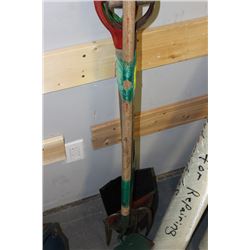 BUNDLE OF GARDEN TOOLS