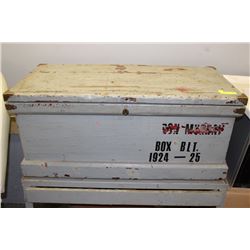 1924 WOODEN ANTIQUE TOOL BOX WITH DRAWERS