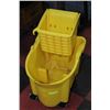 Image 1 : MOP BUCKET W WRINGER