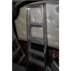 ALUMINUM 5' LADDER