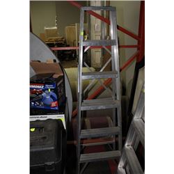 ALUMINUM 6' LADDER