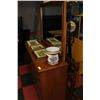 Image 1 : ESTATE DRESSER W MIRROR INCLUDES QU SIZE