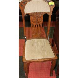 ANTIQUE OAK SIDECHAIR