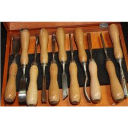 BOX OF WOOD CARVING CHISELS ( 1 MISSING )