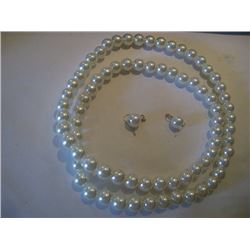 Earring and necklace pearl set