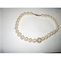 Beautiful vintage pearl rhinestone necklace