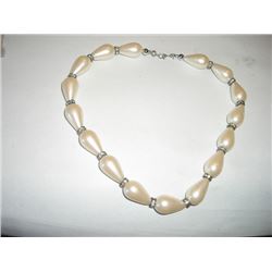 Beautiful vintage monet pearl necklace