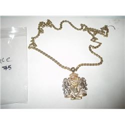 Manut crest pendant necklace