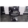 Image 1 : HIGH END LEATHER ADJUSTABLE  STYLIST CHAIR