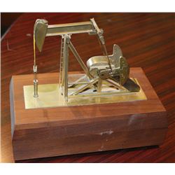 MINIATURE BATTERY OPERATED OIL PUMPER