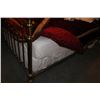 Image 5 : QUEENSIZE BRASS BED WITH ALL BEDDING AND LIKE NEW