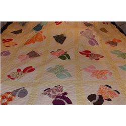 PATCHWORK QUILT WITH SCALLOPED EDGE