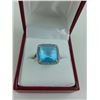 Image 2 : 14KT WHITE GOLD SIMULATED BLUE TOPAZ AND DIAMOND SET LADIES DRESS RING WITH 32 DIAMONDS, APPROX