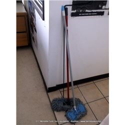 LOT: DUST MOPS