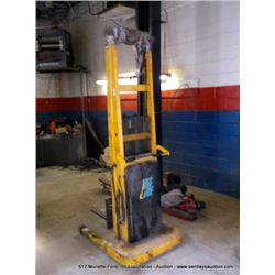 BIG JOE 1018-A7 1000 CAPACITY LIFT