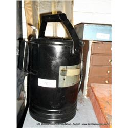METAL 8-QUART OIL CAN