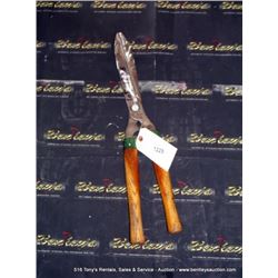 PAIR: SHEARS