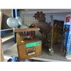 Image 1 : 8 Vintage &/or collectible items