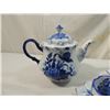 Image 2 : LOT 5 BLUE & WHITE FLORAL TEA POT & TEA CUPS