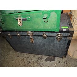 LARGE VINTAGE TRAVEL TRUNK