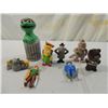 Image 2 : LOT 8 VINTAGE TOY FIGURES