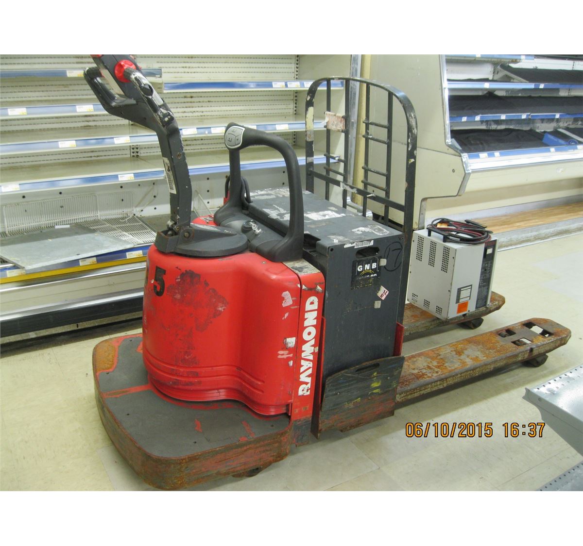 RAYMOND RIDE ON/WALK BEHIND ELECTRIC PALLET JACK W/CHARGER