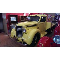 1948 DIAMOND T PICK-UP (yellow)